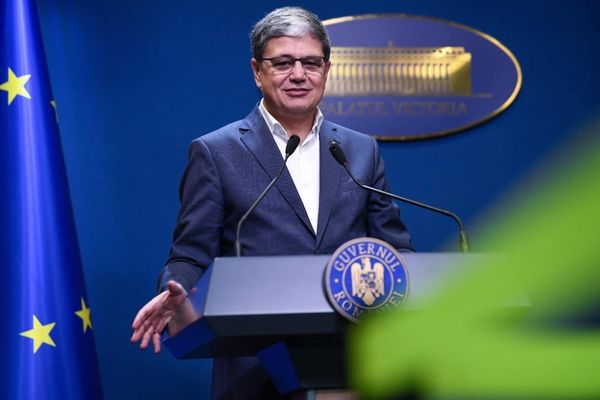 BANI ELVEȚIENI PENTRU COMPANII ROMÂNEȘTI: MINISTRUL MARCEL BOLOȘ SEMNEAZĂ UN PROGRAM PENTRU ACCESUL IMM-URILOR LA FINANȚARE