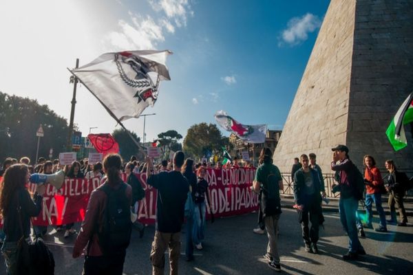 Grevă în Italia. Mii de oameni s-au strâns la Roma să protesteze împotriva guvernului