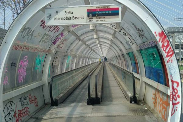 AUR a inugurat muzeul risipirii banului public la trotuarul rulant din Gara de Nord