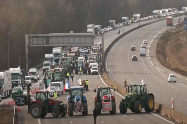 Fermierii francezi au înconjurat Parisul și blochează căile de acces