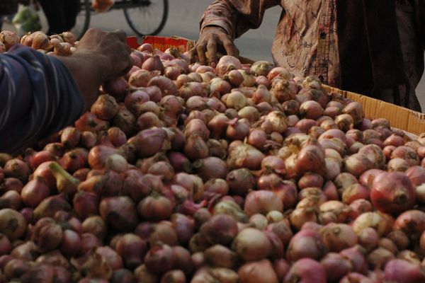 După ulei și carne de pui, România importă și ceapă din Ucraina. Cum s-a ajuns în această situație?