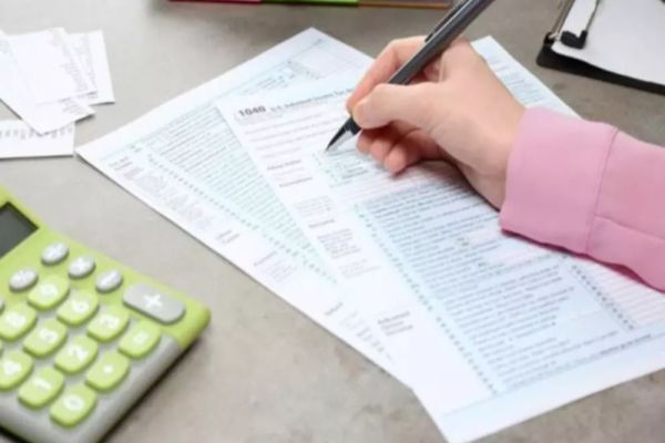 Câți bani poți să-i trimiți copilului sau altor rude și ce impozit plătești? Răspunsul ANAF