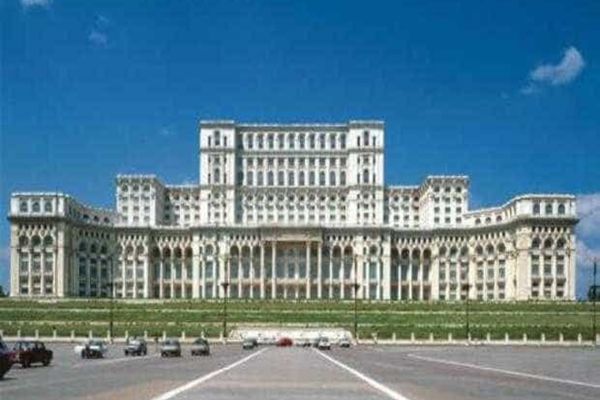 LEGE PROMULGATĂ: PARLAMENTARII CARE AU LOCUINȚE ÎN BUCUREȘTI SAU ILFOV NU MAI PRIMESC BANI PENTRU CAZARE