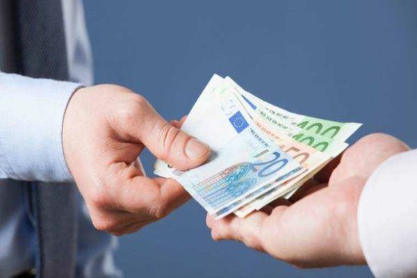 Salariul mediu anual ajustat în UE a crescut la 39.800 euro în 2024, potrivit Eurostat