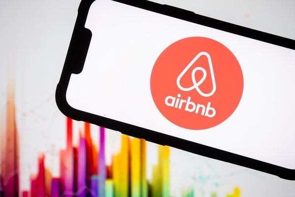 ANAF a pus tunurile pe cei care-și închiriază locuințele în scop turistic pe platforme online. Val de notificări și pe venituri din urmă cu 5 ani