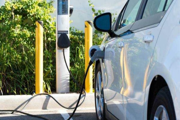 Renault Group şi Ford îşi unesc forţele pentru două vehicule electrice dezvoltate pe platforma Ampere