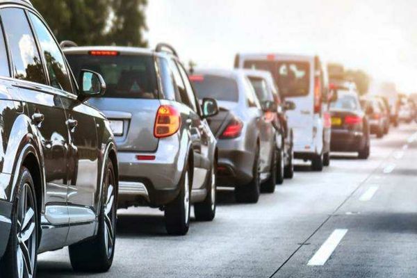 Comisia Europeană relaxează regula din 2035: doar 90% emisii zero, hibridele și motoarele clasice rămân pe piață