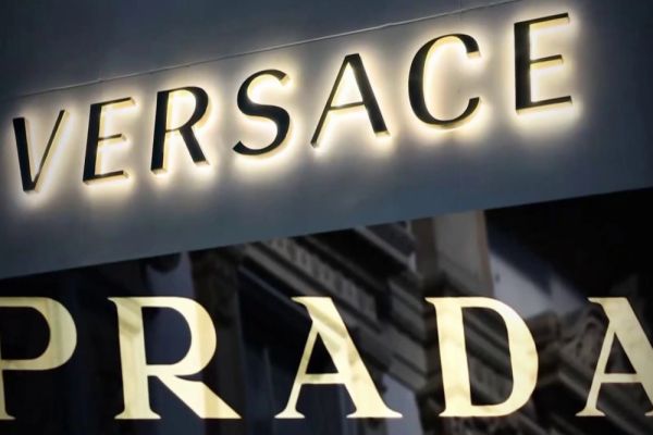 Tranzacția anului în industria modei: Prada ar fi cumpărat Versace pentru 1,37 miliarde de dolari. Ce se întâmplă cu numele?