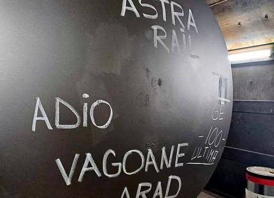 S-a închis Astra Arad. Imagine emoționantă din ultima zi a venerabilei fabrici de vagoane. 700 de oameni au rămas pe drumuri -FOTO