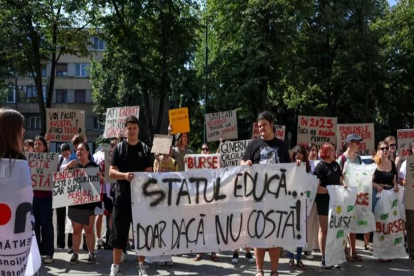 ÎNCEPUTUL DE AN ȘCOLAR S-AR PUTEA AMÂNA. PROFESORII ANUNȚĂ PROTESTE URIAȘE 