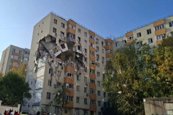 EXPLOZIE DEVASTATOARE ÎNTR-UN BLOC DIN BUCUREȘTI. DOUĂ PERSOANE AU DECEDAT. A FOST ACTIVAT PLANUL ROȘU DE INTERVENȚIE 