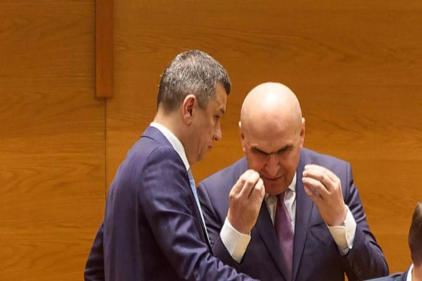 Măsurile de austeritate agită coaliția de guvernare. PSD amenință că iese de la guvernare dacă scad salariile