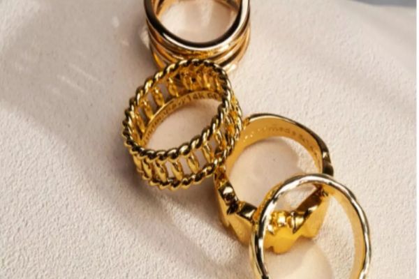 Coația aurului a trecut de 4.383 de dolari pe uncie, un nou record istoric