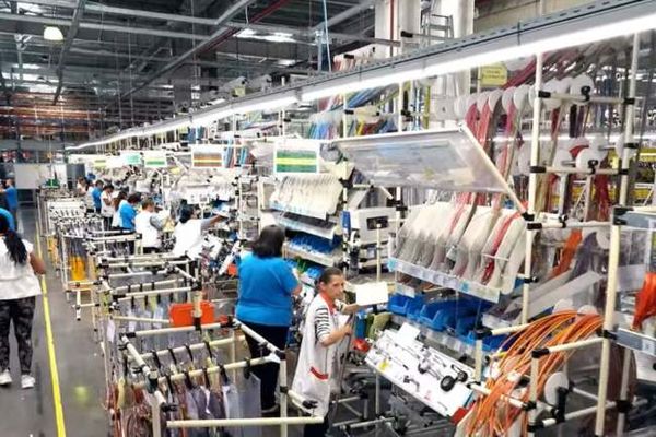 Un mare angajator din România și-a închis fabrica. Sute de angajați concediați