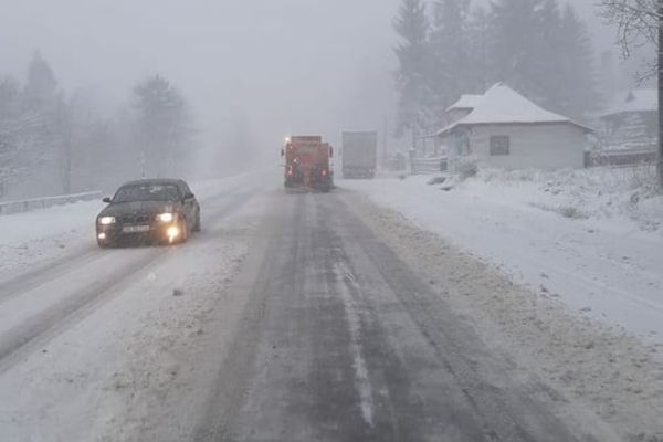 Când devin obligatorii anvelopele de iarnă în 2025 și ce amenzi riști dacă nu le ai montate