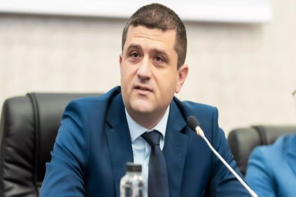Scandalul „Spartanul blocat la Paris”. Ministrul MApN, Radu Miruță, explicații halucinante și atac la adresa jurnalistei Realitatea Plus în conferința de presă – VIDEO