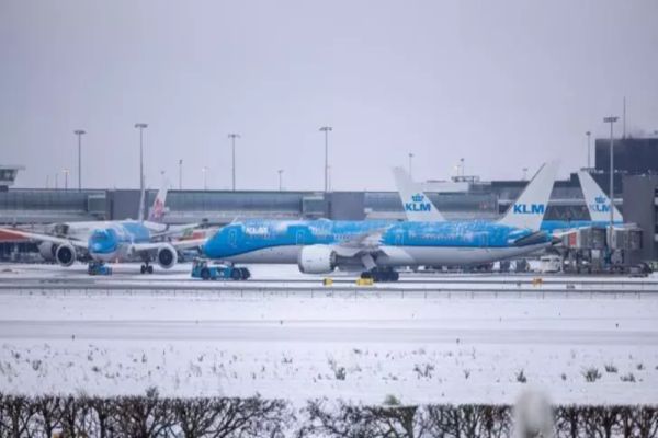 Olanda, blocată de cea mai grea iarnă de la începutul secolului: 700 de zboruri anulate, cozi kilometrice și blocaje uriașe 