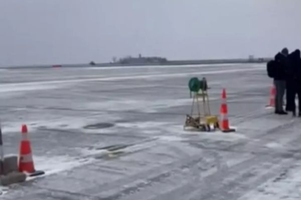Haos pe Aeroportul Suceava, după ce pista a fost paralizată de gheață. Mai multe zboruri au fost amânate. Sute de pasageri, blocați în terminal - VIDEO