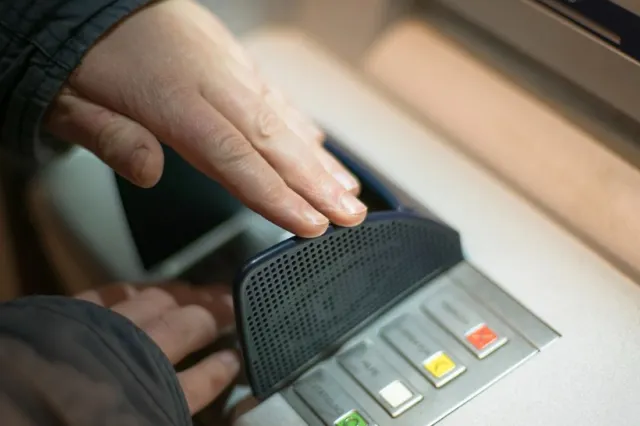O nouă înșelăciune face victime în România. Cum funcționează „Metoda creditul”