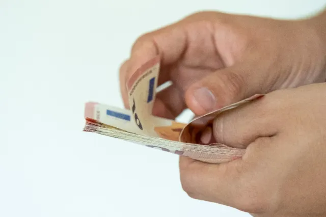 Deși a scăzut semnificativ, inflația din România (8,2%) rămâne cea mai mare din UE