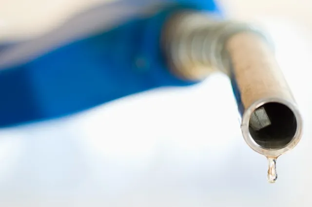 Carburanții se scumpesc din nou. Motorina urcă spre 10 lei pe litru