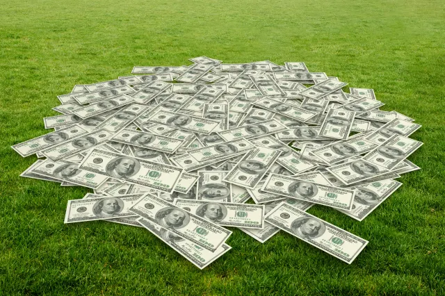 Dolarul, spre cea mai mare creștere față de euro din ultimele 14 luni. Impactul pentru România
