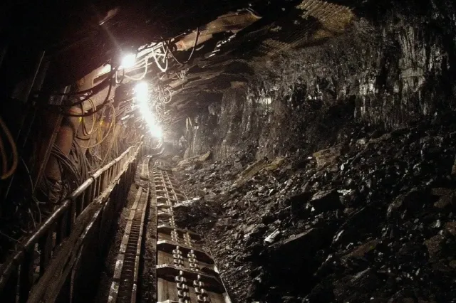 Lovitură pentru minerii din Valea Jiului! Peste 100 de angajați rămân fără locuri de muncă. Câți bani vor primi la plecare