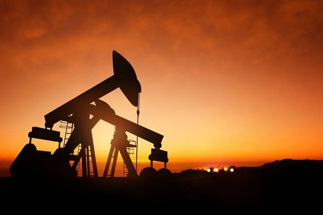 Petrolul sparge bariera de 90 de dolari barilul și forțează pragul critic de 150 de dolari