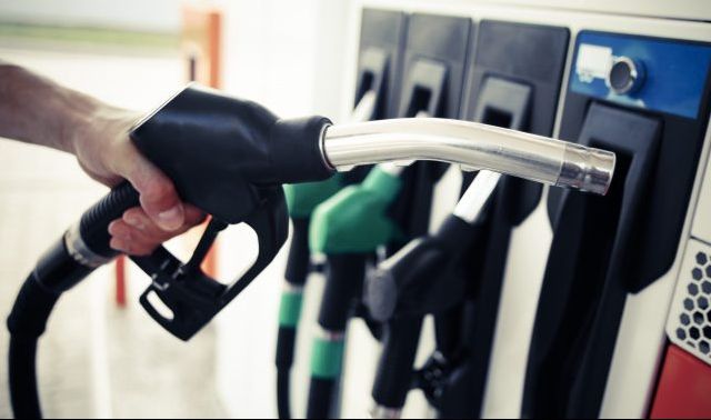 Criza carburanților. Ce se întâmplă dacă statul taie taxele la pompă? Explicațiile economiștilor