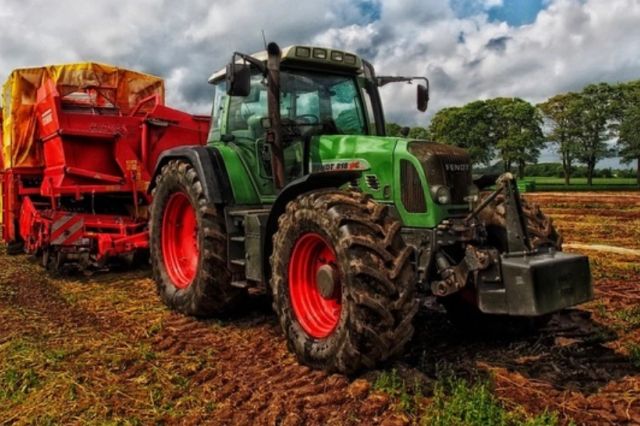 Fermierii români, la limita subzistenței. Cer eliminarea accizelor la combustibili