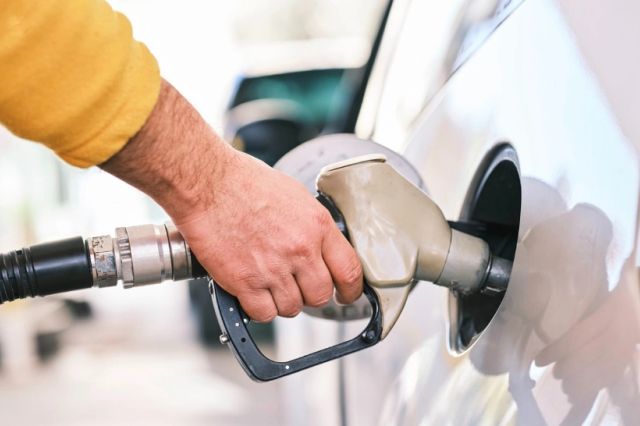 Prețul carburanților crește din nou. Benzină mai scumpă cu 10 bani, motorina cu 15 bani, deși cotațiile la petrol au scăzut