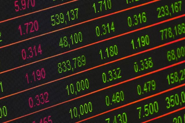 Crizele politice și cursul valutar: demisia lui Ciolacu, cel mai puternic șoc al ultimului deceniu. Ce riscuri aduce actualul context – ANALIZĂ