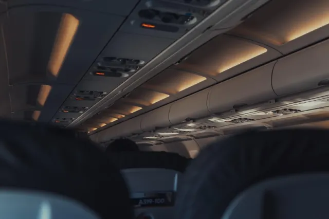 Companiile aeriene vor să plătească mai puțin pasagerilor cu zboruri anulate