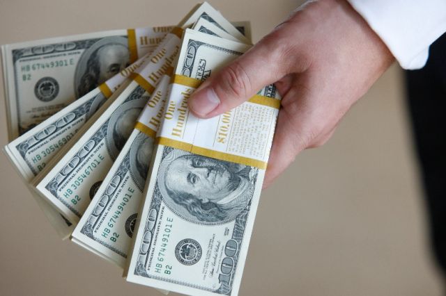 Dolarul a înregistrat cea mai mare scădere din ultima lună după informații despre negocieri SUA–Iran