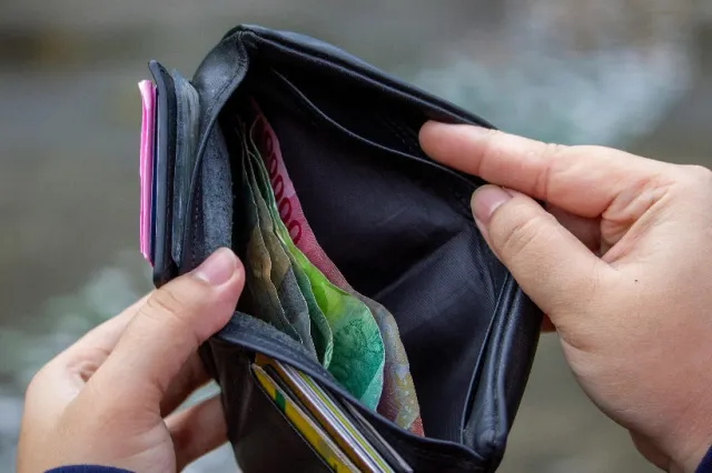 Paștele supraviețuirii: Masa de sărbătoare, un lux de neatins pentru mulți pensionari VIDEO