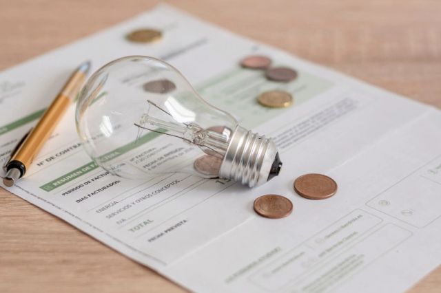 Topul „negru” al furnizorilor: ANRE introduce etichetarea pe culori pentru plângerile consumatorilor