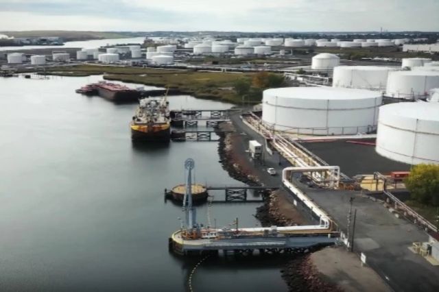 Prețul petrolului a explodat luni dimineață, pe fondul escaladării conflictului din Orientul Mijlociu. Progonoze sumbre privind prețul carburanților