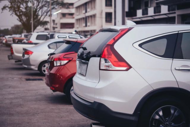 Harta parcărilor care golesc buzunarele șoferilor. În ce orașe plătesc românii cel mai mult ca să își parcheze mașina