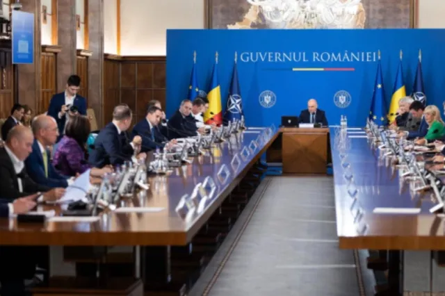 Legea care interzice cumulul pensiei cu salariul a fost adoptată. Bolojan cere Parlamentului vot de urgență