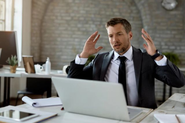 Revoltă față de cerința impusă de Bolojan. Scriitorii cer anularea obligației e-Factura pentru drepturi de autor