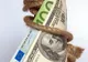 Zilnic, 15 miliarde de euro stau nefolosiți în băncile din România
