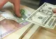 Leul se depreciază față de dolar, dar crește ușor față de euro