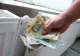 Unul din patru români face economie maximă la energie și evită, astfel, risipa de bani