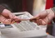 Trecerea la salariul minim european, praf în ochii românilor. Ce spun economiștii